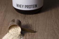 protéine whey sur table