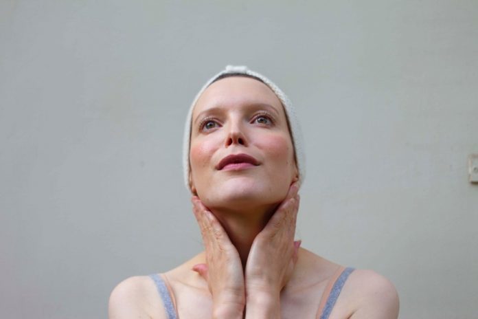 femme qui corrige le double menton avec le yoga du visage femme qui corrige le double menton avec le yoga du visage